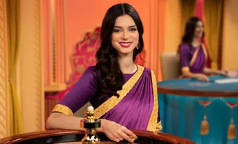 Người chơi đang sắp xếp bài poker và chip, thể hiện chiến lược tại sodo casino 68